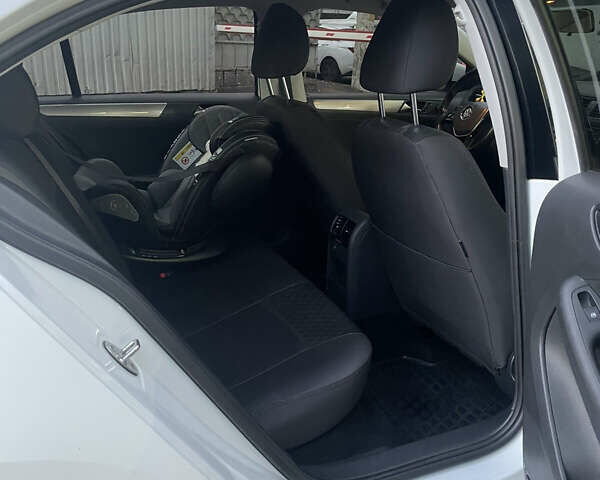 Фольксваген Джетта 2016 в Киеве на Automoto.ua Белый Фольксваген Джетта, объемом двигателя 1.6 л и пробегом 211 тыс. км за 11300 $, фото 9 на Automoto.ua