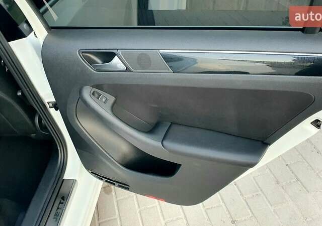 Белый Фольксваген Джетта, объемом двигателя 1.6 л и пробегом 150 тыс. км за 12500 $, фото 34 на Automoto.ua