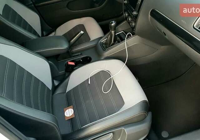 Белый Фольксваген Джетта, объемом двигателя 1.6 л и пробегом 150 тыс. км за 12500 $, фото 32 на Automoto.ua