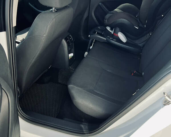 Білий Фольксваген Джетта, об'ємом двигуна 1.6 л та пробігом 187 тис. км за 10800 $, фото 9 на Automoto.ua