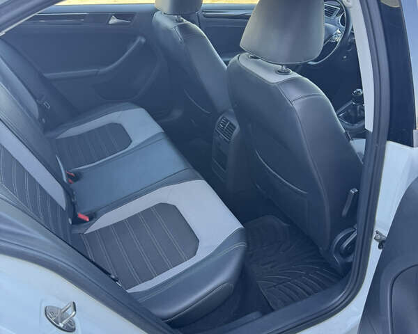 Белый Фольксваген Джетта, объемом двигателя 1.6 л и пробегом 177 тыс. км за 11000 $, фото 8 на Automoto.ua