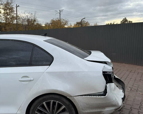 Фольксваген Джетта 2016 в Кривом Роге на Automoto.ua Белый Фольксваген Джетта, объемом двигателя 1.8 л и пробегом 110 тыс. км за 5500 $, фото 3 на Automoto.ua