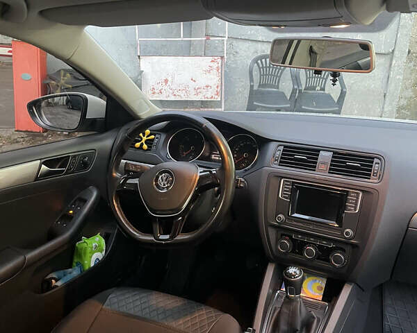 Фольксваген Джетта 2016 в Киеве на Automoto.ua Белый Фольксваген Джетта, объемом двигателя 1.6 л и пробегом 211 тыс. км за 11300 $, фото 5 на Automoto.ua