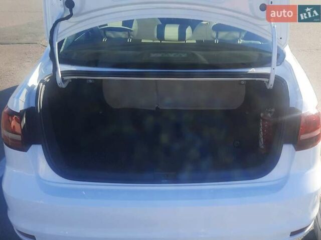 Білий Фольксваген Джетта, об'ємом двигуна 1.6 л та пробігом 167 тис. км за 11300 $, фото 4 на Automoto.ua