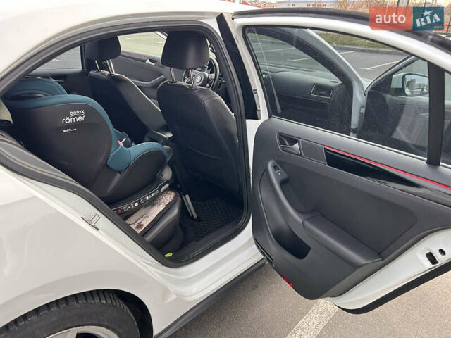 Фольксваген Джетта 2016 в Киеве на Automoto.ua Белый Фольксваген Джетта, объемом двигателя 2 л и пробегом 182 тыс. км за 13000 $, фото 10 на Automoto.ua