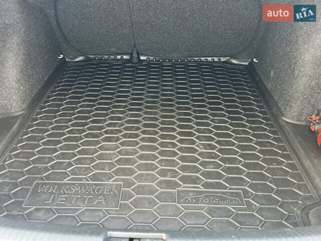 Білий Фольксваген Джетта, об'ємом двигуна 1.6 л та пробігом 187 тис. км за 10800 $, фото 13 на Automoto.ua