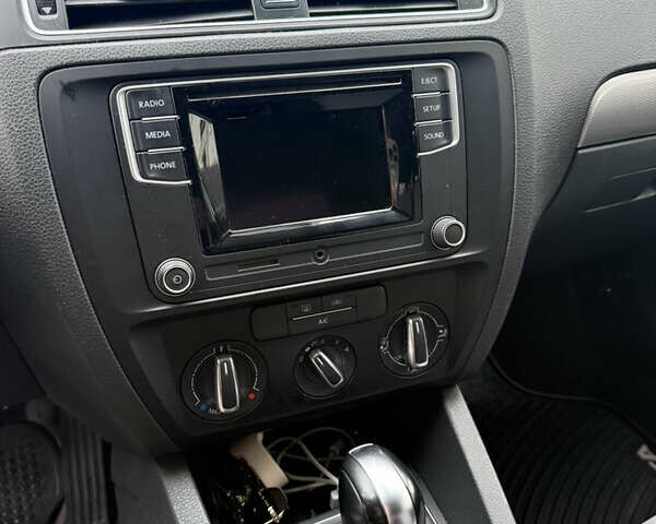 Білий Фольксваген Джетта, об'ємом двигуна 1.39 л та пробігом 98 тис. км за 11000 $, фото 6 на Automoto.ua