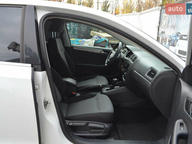 Фольксваген Джетта 2016 в Киеве на Automoto.ua Белый Фольксваген Джетта, объемом двигателя 1.39 л и пробегом 118 тыс. км за 11200 $, фото 15 на Automoto.ua