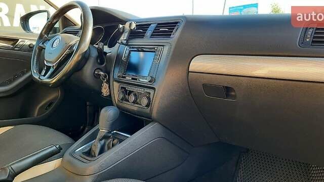 Білий Фольксваген Джетта, об'ємом двигуна 1.6 л та пробігом 167 тис. км за 11300 $, фото 7 на Automoto.ua