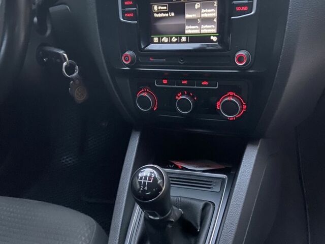 Белый Фольксваген Джетта, объемом двигателя 1.6 л и пробегом 180 тыс. км за 10600 $, фото 7 на Automoto.ua