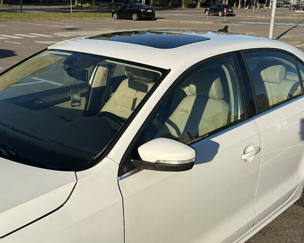 Фольксваген Джетта 2016 в Киеве на Automoto.ua Белый Фольксваген Джетта, объемом двигателя 1.39 л и пробегом 74 тыс. км за 12000 $, фото 3 на Automoto.ua