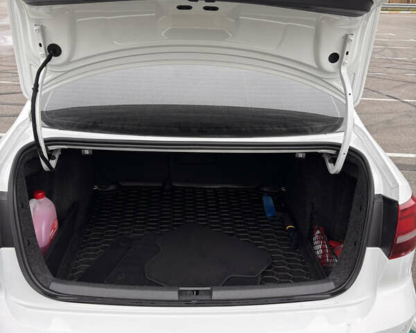 Білий Фольксваген Джетта, об'ємом двигуна 1.6 л та пробігом 149 тис. км за 12800 $, фото 3 на Automoto.ua