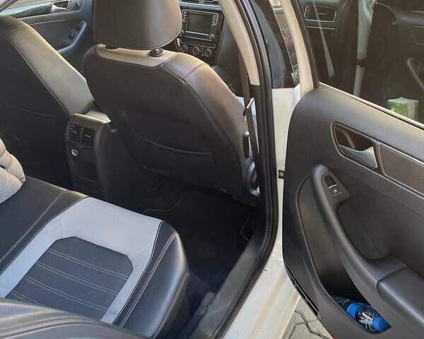 Білий Фольксваген Джетта, об'ємом двигуна 1.6 л та пробігом 138 тис. км за 13000 $, фото 6 на Automoto.ua