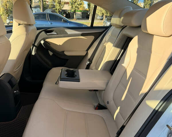 Фольксваген Джетта 2016 в Киеве на Automoto.ua Белый Фольксваген Джетта, объемом двигателя 1.39 л и пробегом 74 тыс. км за 12000 $, фото 10 на Automoto.ua