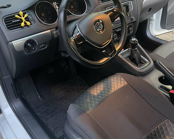 Фольксваген Джетта 2016 в Киеве на Automoto.ua Белый Фольксваген Джетта, объемом двигателя 1.6 л и пробегом 211 тыс. км за 11300 $, фото 6 на Automoto.ua