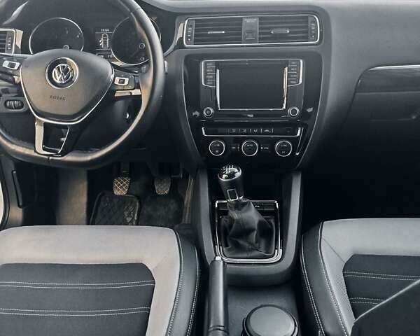 Фольксваген Джетта 2016 в Ивано-Франковске на Automoto.ua Белый Фольксваген Джетта, объемом двигателя 1.6 л и пробегом 63 тыс. км за 13499 $, фото 4 на Automoto.ua