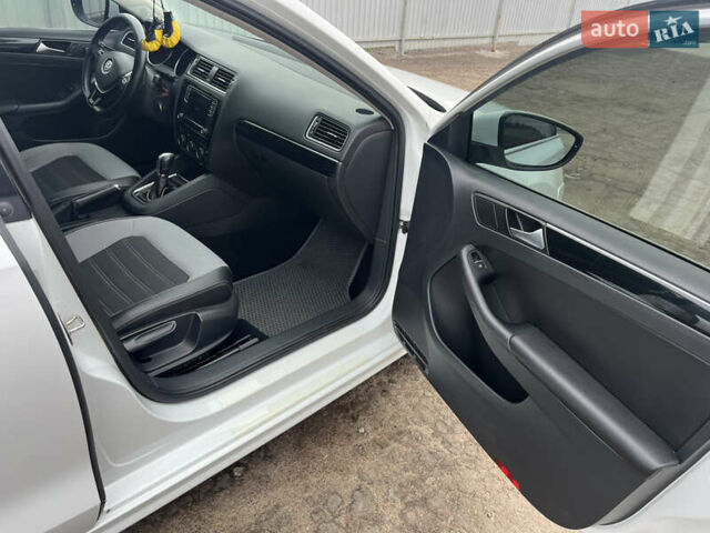 Белый Фольксваген Джетта, объемом двигателя 1.6 л и пробегом 175 тыс. км за 11500 $, фото 6 на Automoto.ua