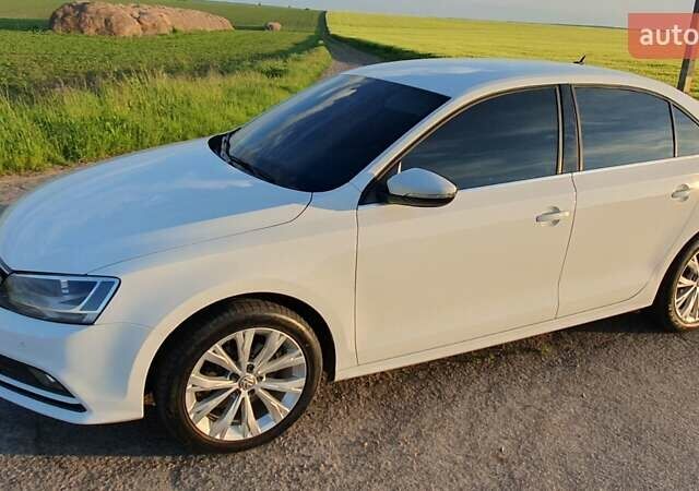 Белый Фольксваген Джетта, объемом двигателя 1.6 л и пробегом 150 тыс. км за 12500 $, фото 1 на Automoto.ua