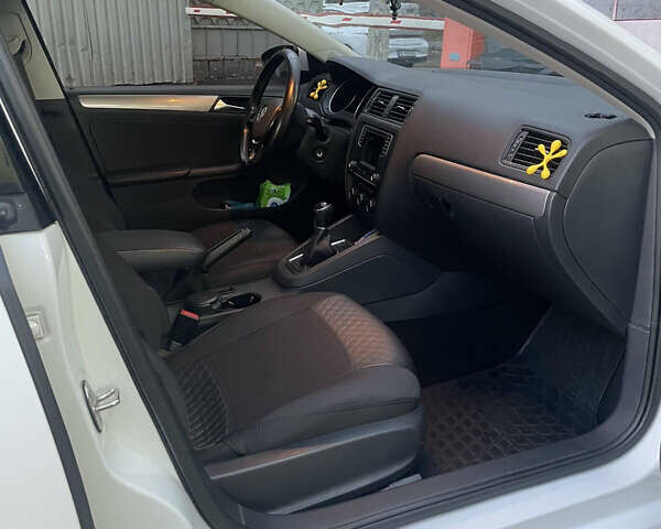 Фольксваген Джетта 2016 в Киеве на Automoto.ua Белый Фольксваген Джетта, объемом двигателя 1.6 л и пробегом 211 тыс. км за 11300 $, фото 8 на Automoto.ua