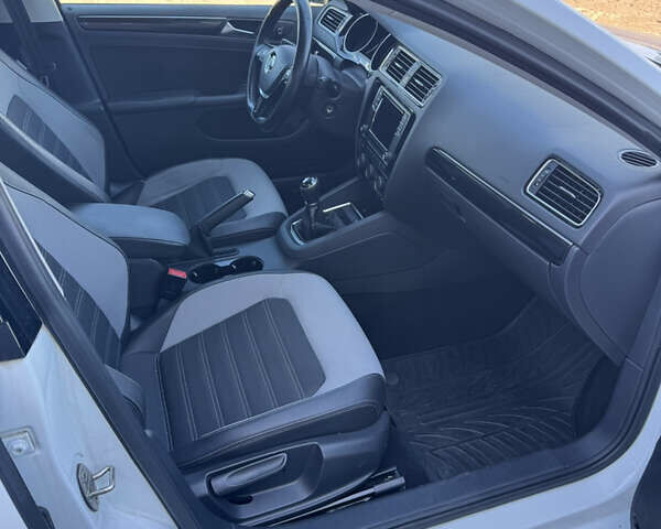 Белый Фольксваген Джетта, объемом двигателя 1.6 л и пробегом 177 тыс. км за 11000 $, фото 7 на Automoto.ua