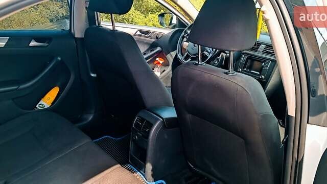 Білий Фольксваген Джетта, об'ємом двигуна 1.6 л та пробігом 301 тис. км за 9000 $, фото 3 на Automoto.ua