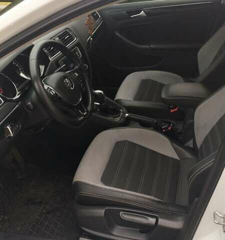 Фольксваген Джетта 2016 в Сваляве на Automoto.ua Белый Фольксваген Джетта, объемом двигателя 1.6 л и пробегом 219 тыс. км за 11300 $, фото 24 на Automoto.ua