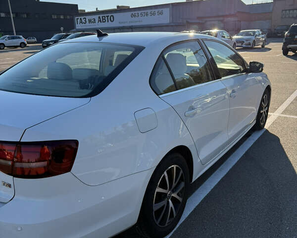 Фольксваген Джетта 2016 в Киеве на Automoto.ua Белый Фольксваген Джетта, объемом двигателя 1.39 л и пробегом 74 тыс. км за 12000 $, фото 5 на Automoto.ua