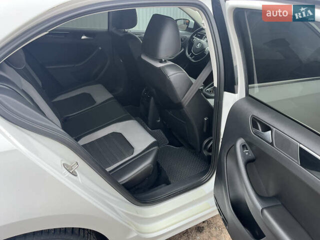 Белый Фольксваген Джетта, объемом двигателя 1.6 л и пробегом 175 тыс. км за 11500 $, фото 4 на Automoto.ua