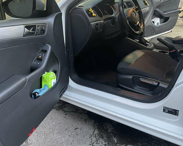 Фольксваген Джетта 2016 в Киеве на Automoto.ua Белый Фольксваген Джетта, объемом двигателя 1.6 л и пробегом 211 тыс. км за 11300 $, фото 7 на Automoto.ua