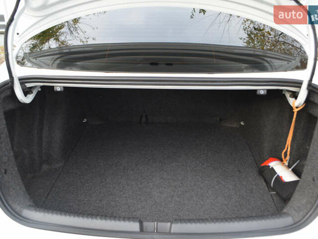 Фольксваген Джетта 2016 в Киеве на Automoto.ua Белый Фольксваген Джетта, объемом двигателя 1.39 л и пробегом 118 тыс. км за 11200 $, фото 9 на Automoto.ua