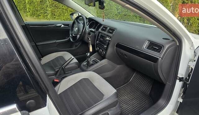 Белый Фольксваген Джетта, объемом двигателя 1.6 л и пробегом 158 тыс. км за 11200 $, фото 5 на Automoto.ua