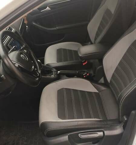 Фольксваген Джетта 2016 в Сваляве на Automoto.ua Белый Фольксваген Джетта, объемом двигателя 1.6 л и пробегом 219 тыс. км за 11300 $, фото 25 на Automoto.ua