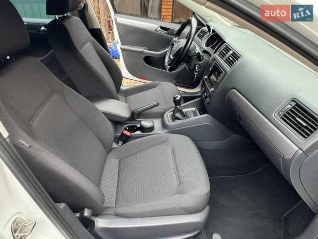 Білий Фольксваген Джетта, об'ємом двигуна 1.6 л та пробігом 99 тис. км за 11800 $, фото 27 на Automoto.ua