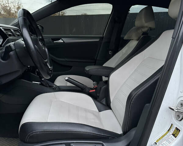 Фольксваген Джетта 2016 в Кривом Роге на Automoto.ua Белый Фольксваген Джетта, объемом двигателя 1.8 л и пробегом 110 тыс. км за 5500 $, фото 14 на Automoto.ua