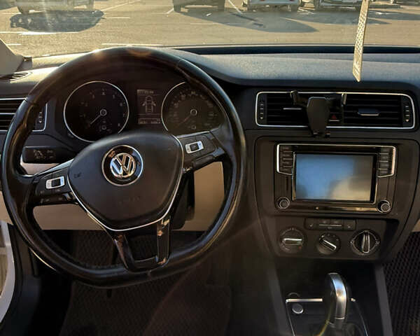 Фольксваген Джетта 2016 в Киеве на Automoto.ua Белый Фольксваген Джетта, объемом двигателя 1.39 л и пробегом 74 тыс. км за 12000 $, фото 8 на Automoto.ua