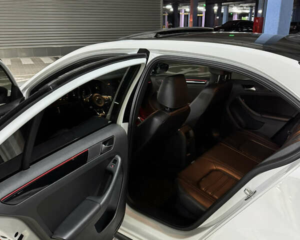 Фольксваген Джетта 2017 в Киеве на Automoto.ua Белый Фольксваген Джетта, объемом двигателя 2 л и пробегом 143 тыс. км за 14000 $, фото 12 на Automoto.ua