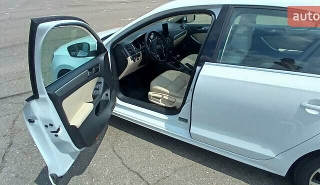 Белый Фольксваген Джетта, объемом двигателя 1.4 л и пробегом 156 тыс. км за 10499 $, фото 3 на Automoto.ua