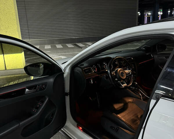 Фольксваген Джетта 2017 в Киеве на Automoto.ua Белый Фольксваген Джетта, объемом двигателя 2 л и пробегом 143 тыс. км за 14000 $, фото 1 на Automoto.ua