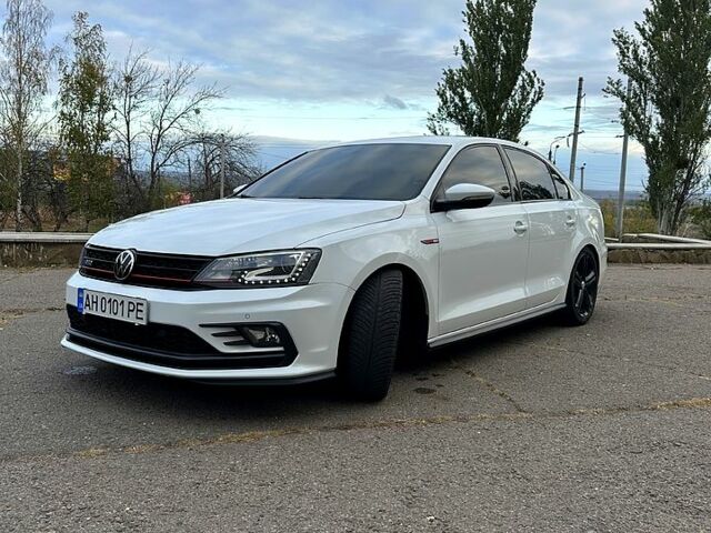 Фольксваген Джетта 2017 в Славянске на Automoto.ua Белый Фольксваген Джетта, объемом двигателя 2 л и пробегом 144 тыс. км за 13800 $, фото 1 на Automoto.ua
