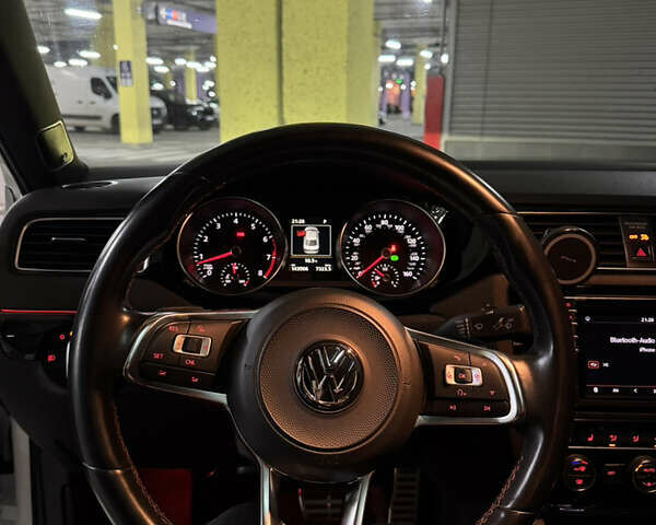 Фольксваген Джетта 2017 в Киеве на Automoto.ua Белый Фольксваген Джетта, объемом двигателя 2 л и пробегом 143 тыс. км за 14000 $, фото 9 на Automoto.ua