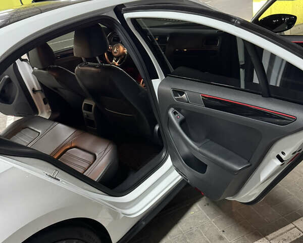 Фольксваген Джетта 2017 в Киеве на Automoto.ua Белый Фольксваген Джетта, объемом двигателя 2 л и пробегом 143 тыс. км за 14000 $, фото 2 на Automoto.ua