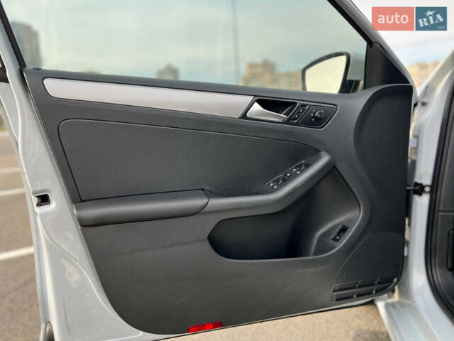 Фольксваген Джетта 2017 в Киеве на Automoto.ua Белый Фольксваген Джетта, объемом двигателя 1.4 л и пробегом 190 тыс. км за 9200 $, фото 9 на Automoto.ua