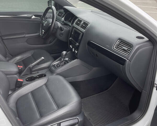 Белый Фольксваген Джетта, объемом двигателя 1.8 л и пробегом 118 тыс. км за 10000 $, фото 19 на Automoto.ua