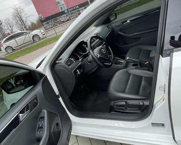 Белый Фольксваген Джетта, объемом двигателя 1.8 л и пробегом 118 тыс. км за 10000 $, фото 32 на Automoto.ua