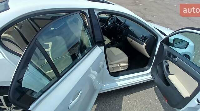 Белый Фольксваген Джетта, объемом двигателя 1.4 л и пробегом 156 тыс. км за 10499 $, фото 4 на Automoto.ua