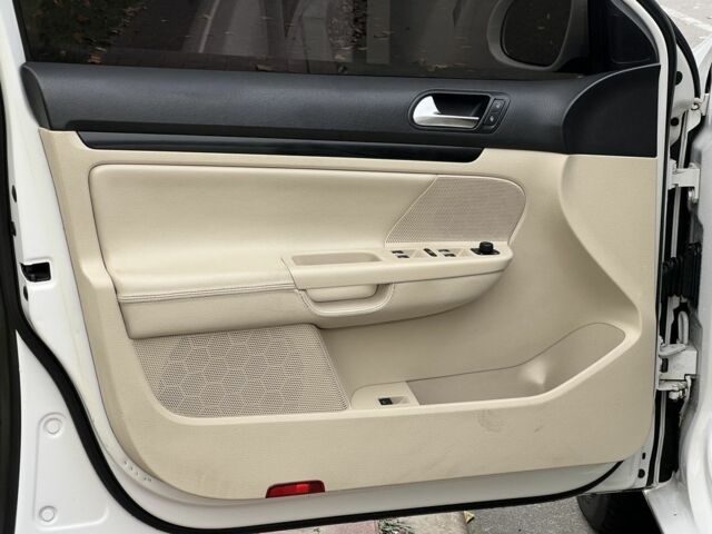 Фольксваген Джетта 2012 в Киеве на Automoto.ua Белый Фольксваген Джетта, объемом двигателя 2 л и пробегом 278 тыс. км за 8500 $, фото 8 на Automoto.ua