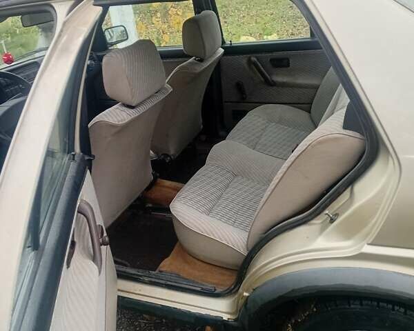 Бежевый Фольксваген Джетта, объемом двигателя 1.8 л и пробегом 250 тыс. км за 1250 $, фото 3 на Automoto.ua