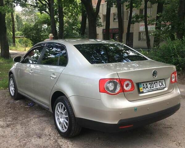 Бежевый Фольксваген Джетта, объемом двигателя 1.6 л и пробегом 70 тыс. км за 10000 $, фото 1 на Automoto.ua