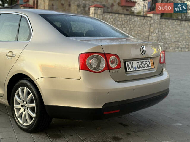 Бежевый Фольксваген Джетта, объемом двигателя 1.6 л и пробегом 188 тыс. км за 4950 $, фото 5 на Automoto.ua