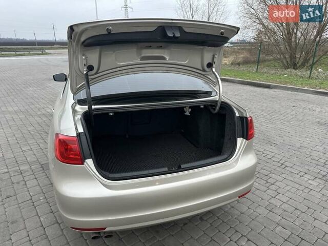 Бежевый Фольксваген Джетта, объемом двигателя 2.5 л и пробегом 224 тыс. км за 8600 $, фото 11 на Automoto.ua